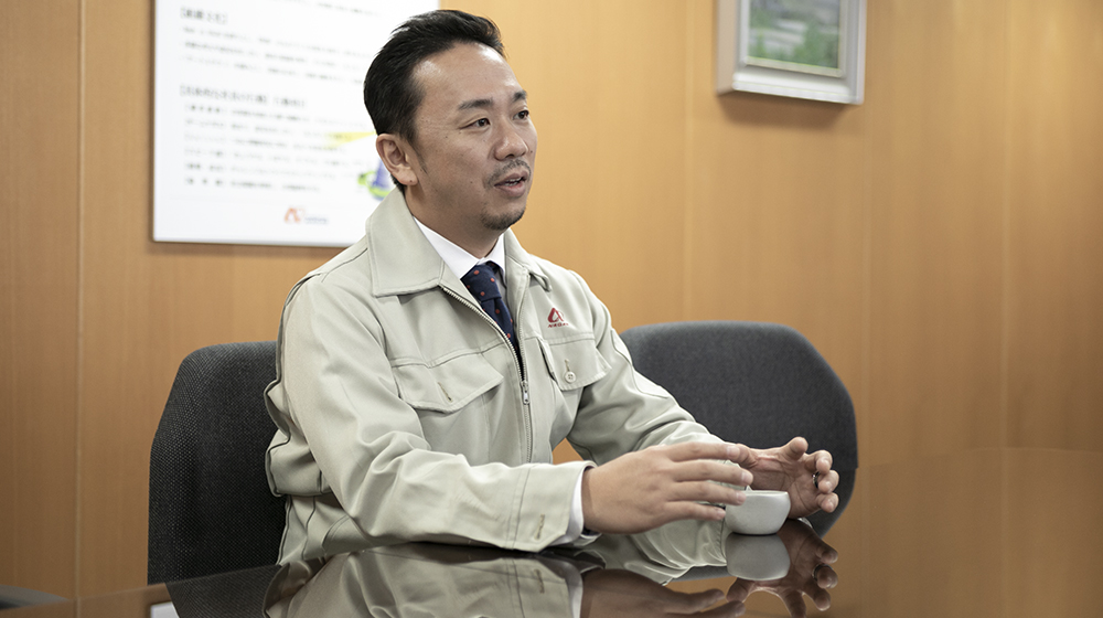 ナガエ代表取締役社長の長柄洋一氏。膝元である高岡市の本社以外に、ベトナムにも工場を持つ