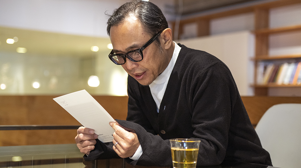 「ビジネスパーソンは3タイプに大別される」社内で共有される、自身のメッセージを読む遠山氏