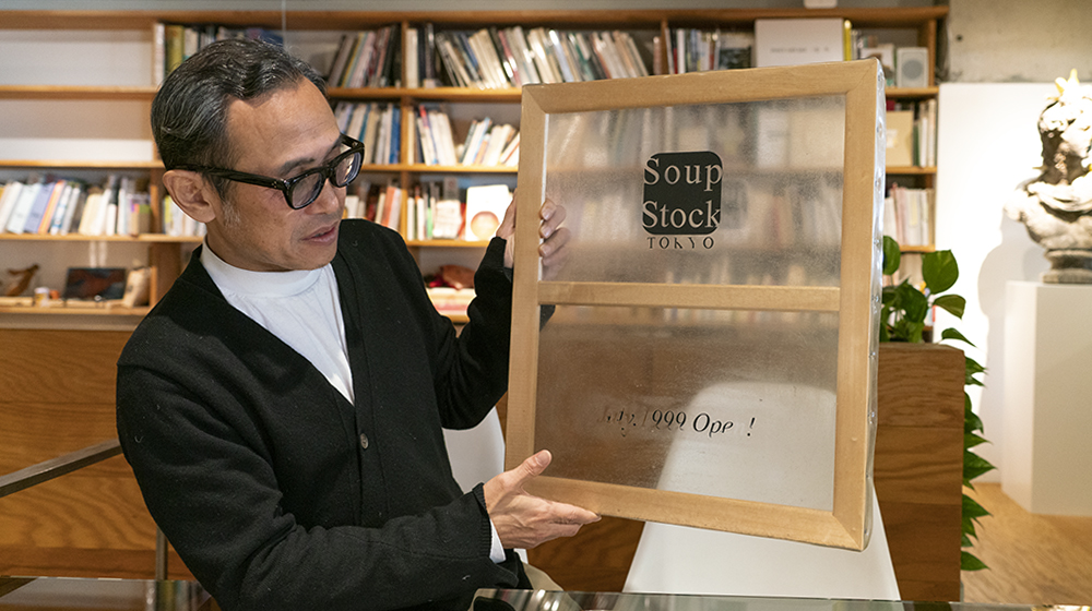 キャンバスにフィルムを貼って制作した、オープン前の「Soup Stock Tokyo」のプレゼン資料