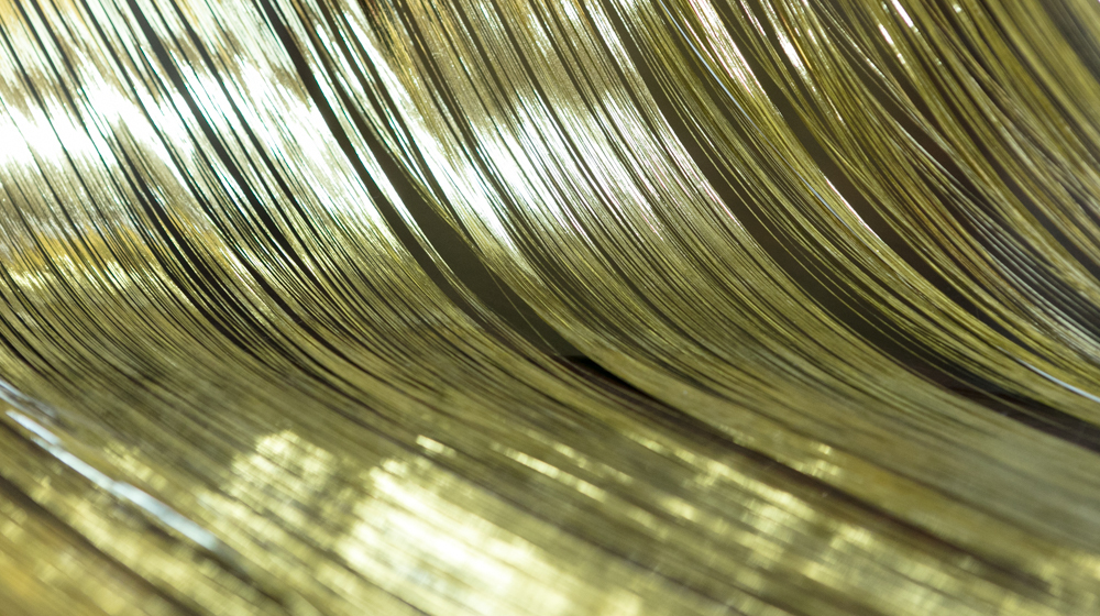 金襴に不可欠な金糸となる引箔。和紙に漆を塗り、金箔を貼り、特殊な技術を持った職人が細く切っていく