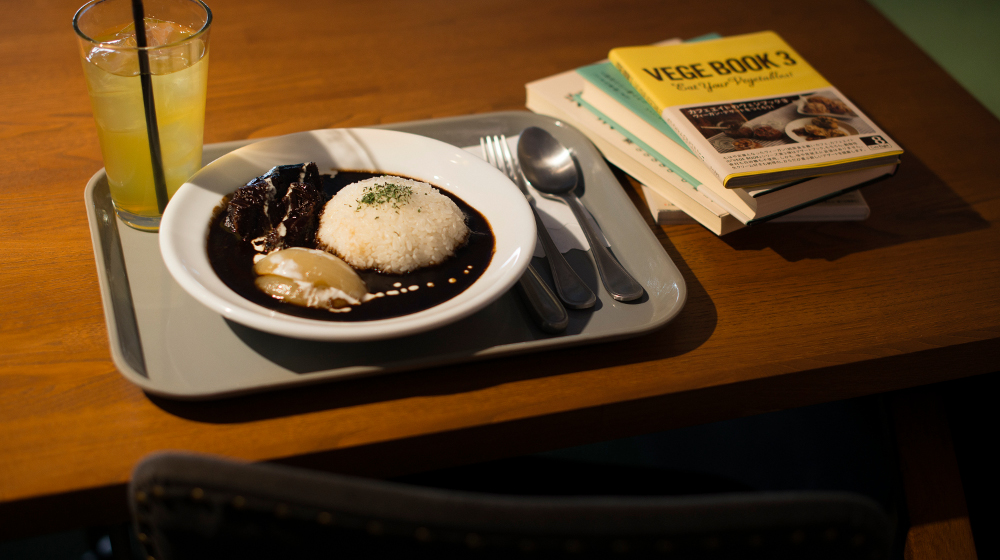 看板メニューの「牛ほほ肉のハヤシライス」(1080円)はじっくり煮込まれ、後を引くおいしさで人気だ