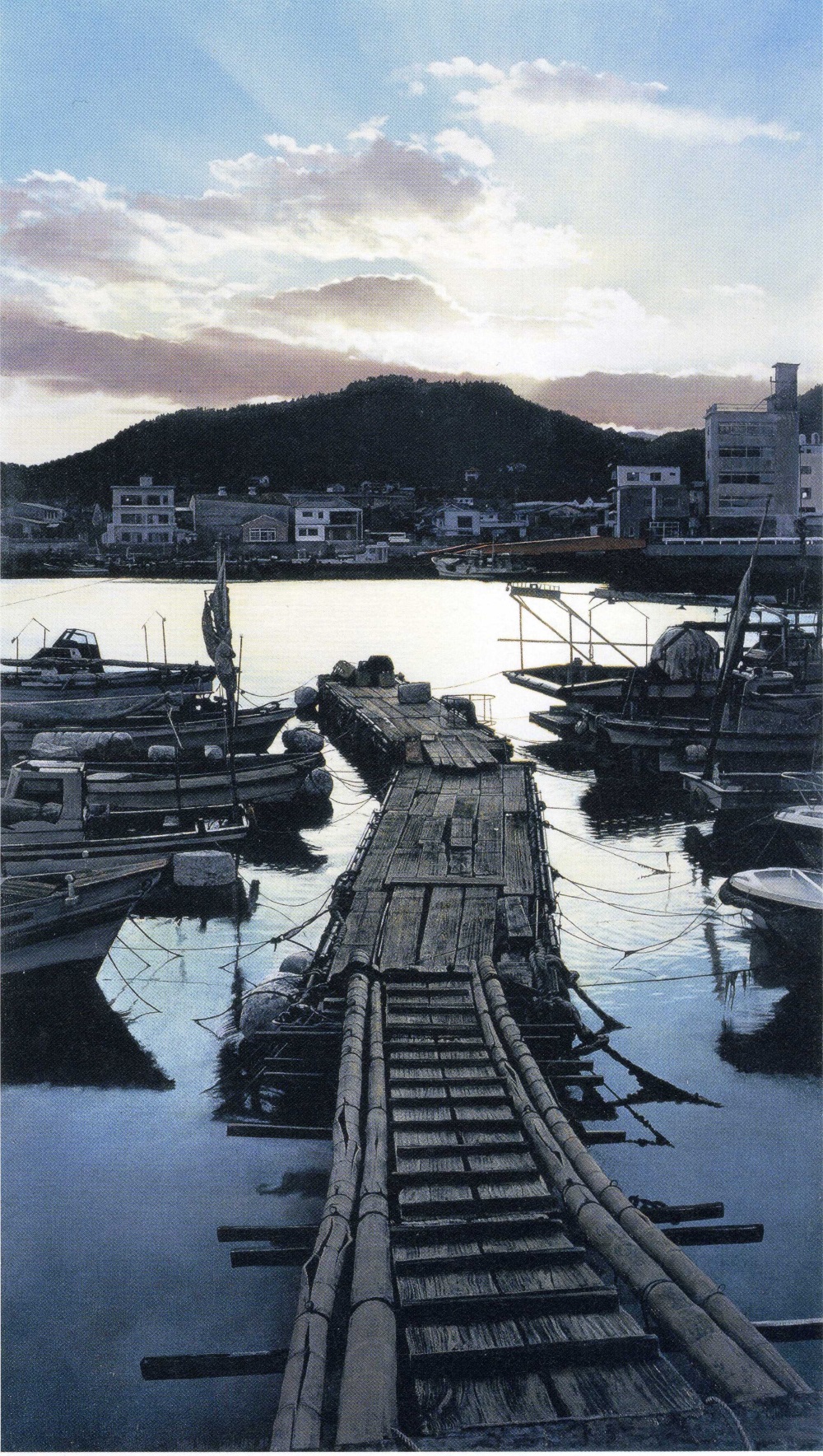 大畑稔浩「瀬戸内海風景ー川尻港」(2003年)ホキ美術館所蔵