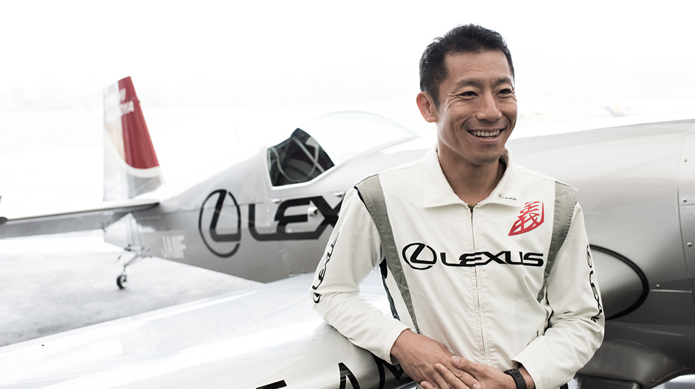 愛機をバックにエアレースの魅力を語る室屋選手