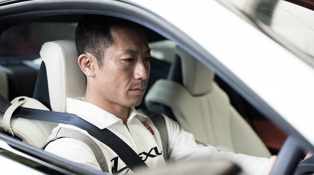 LEXUS LC500hの運転席に乗り込み、ドライビングポジションを確かめる室屋選手
