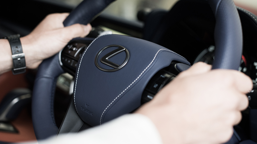 「LEXUS LC500hは日常使いの車として非常にエレガントですね」とインプレッションを語る