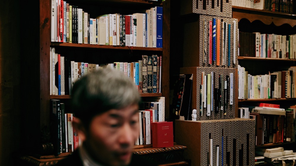 本が整然と並ぶ事務所内。「会社を拡大するのではなく、あくまでアトリエ的な感覚として運営しています」