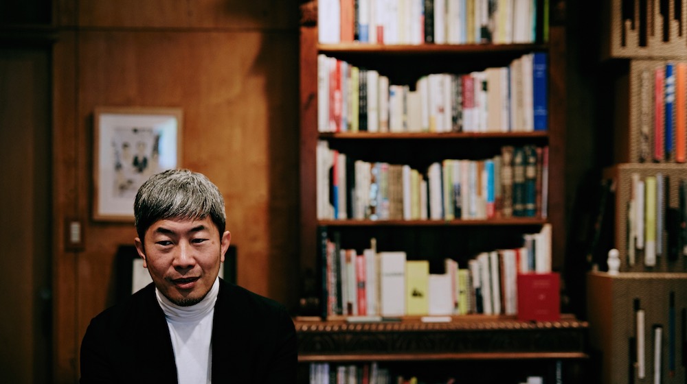 「自宅のソファでワイン片手にくつろぎながら本を楽しんでいます」と幅氏