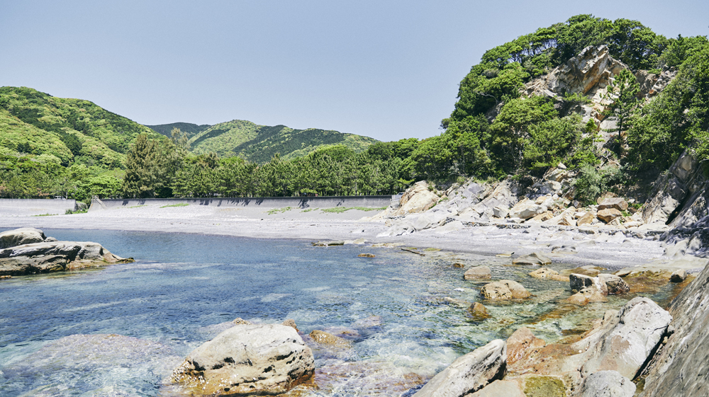 キャンプフィールドから一歩踏み出すと、目の前には透き通るような海が広がる