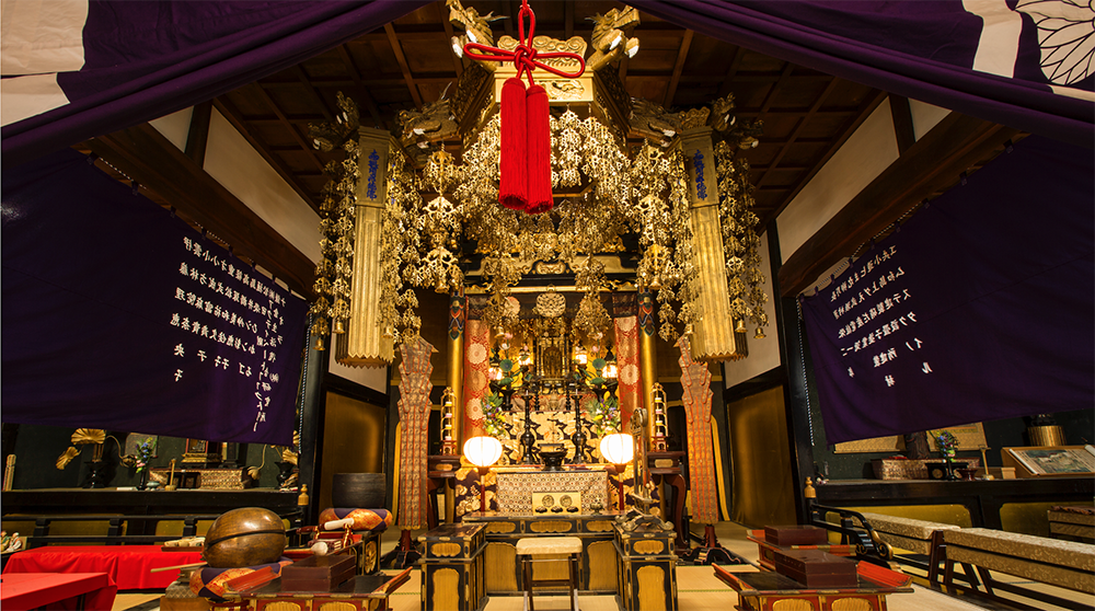 長野県にある信州善光寺大本願の別院として、一光三尊形式の阿弥陀如来(善光寺如来)を安置する