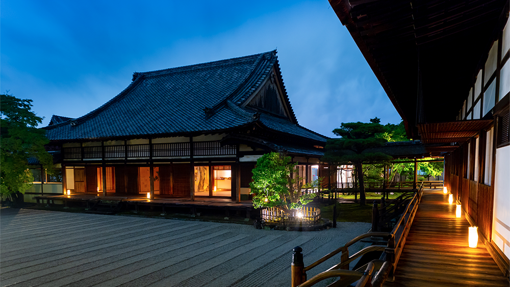 境内の旧家屋「松林庵」を宿坊に改築。閉門後から翌朝の開門まで、世界遺産の仁和寺を貸し切ることができる