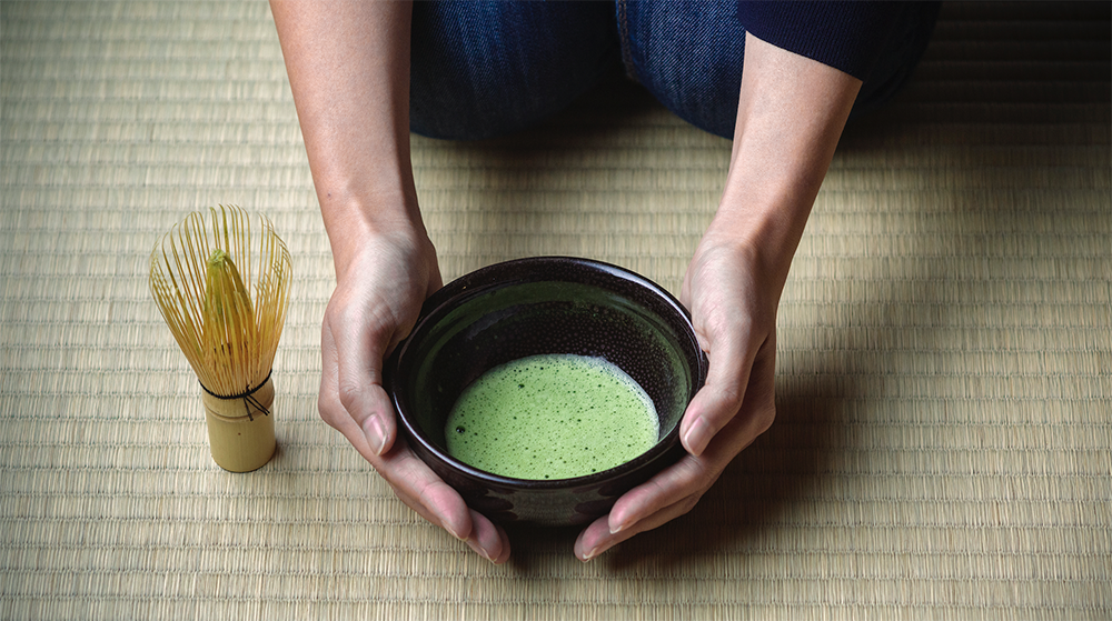 禅体験の導入として、また心を静める時間としてお茶の体験も実施している