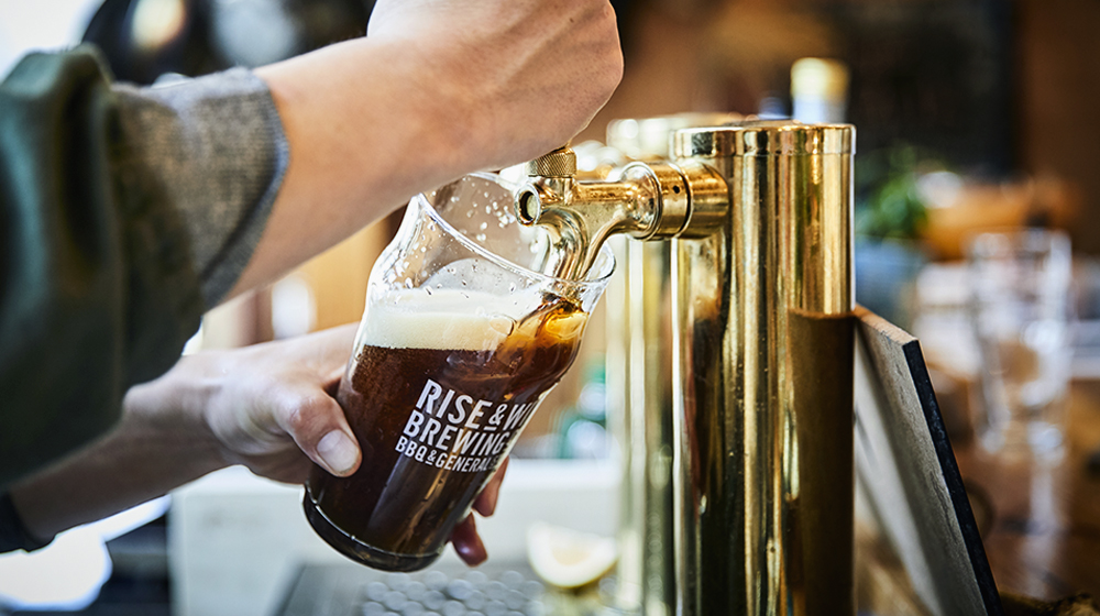 出来たてのフレッシュなクラフトビールを常時3種類ほど提供。このほか瓶ビールも販売している