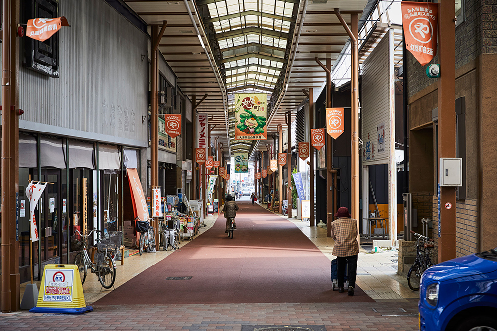菱屋町商店街、丸屋町商店街、長等商店街の3つが連なるアーケードには、昔ながらの風景が残る