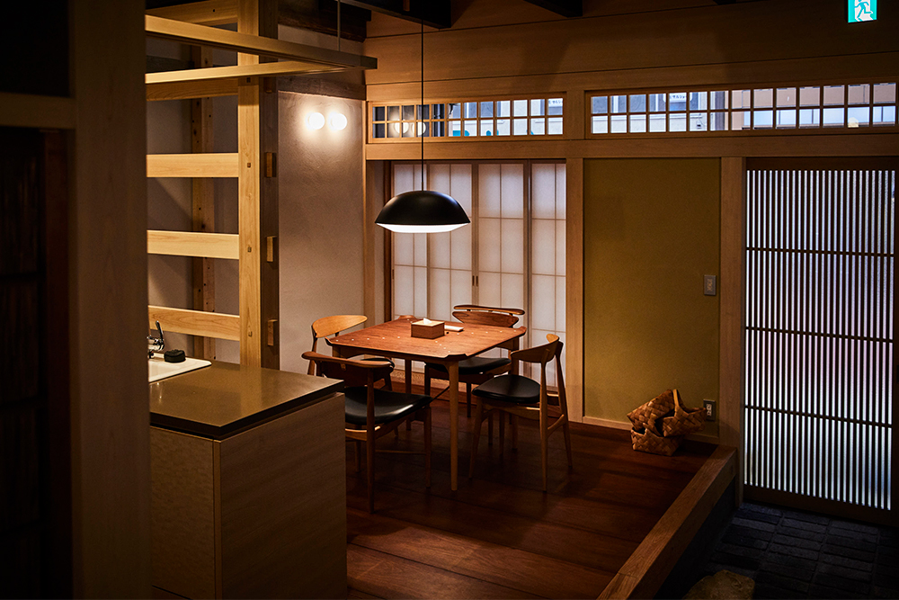商店街の喧騒をBGMに憩いのひとときを過ごせる「丸屋」のダイニングスペース