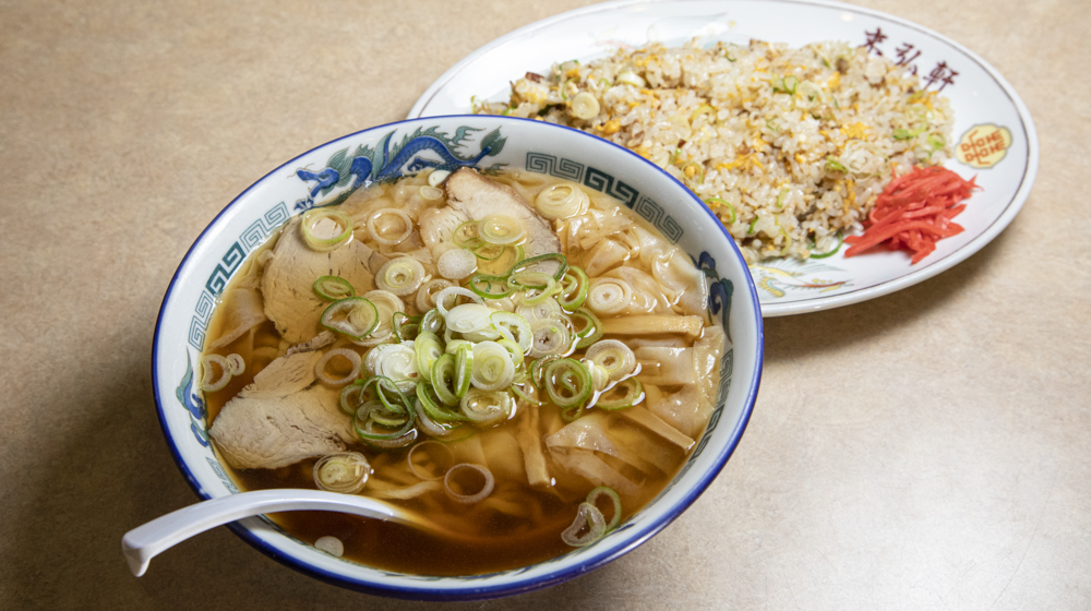 ワンタンメンとチャーハン。いずれも懐かしい素朴な味わいが魅力