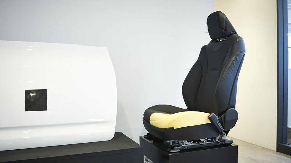 自動車では、ドアパネルの一部や、シート内のクッション材などへの実用化に取り組む