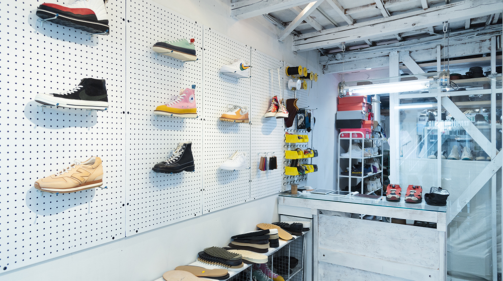 店の奥と2Fが工房になった、こぢんまりした店内。ここから独創的なカスタマイズスニーカーが生まれている