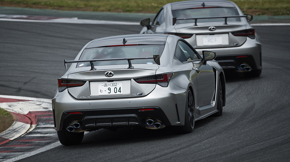 CFRP製外板パーツや固定式リアスポイラーなどの空力デバイスが与えられた「RC F “Performance package”」