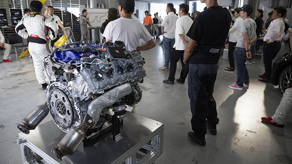 パドックにはRC Fの心臓である自然吸気V8ユニットが展示された。新型ではエンジンレスポンスが向上