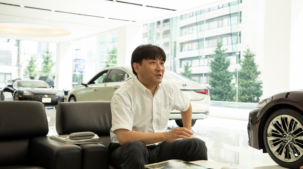 レクサスギャラリーのマネージャー、田原基拡氏。さまざまなサンプルを駆使して丁寧に説明してくれた