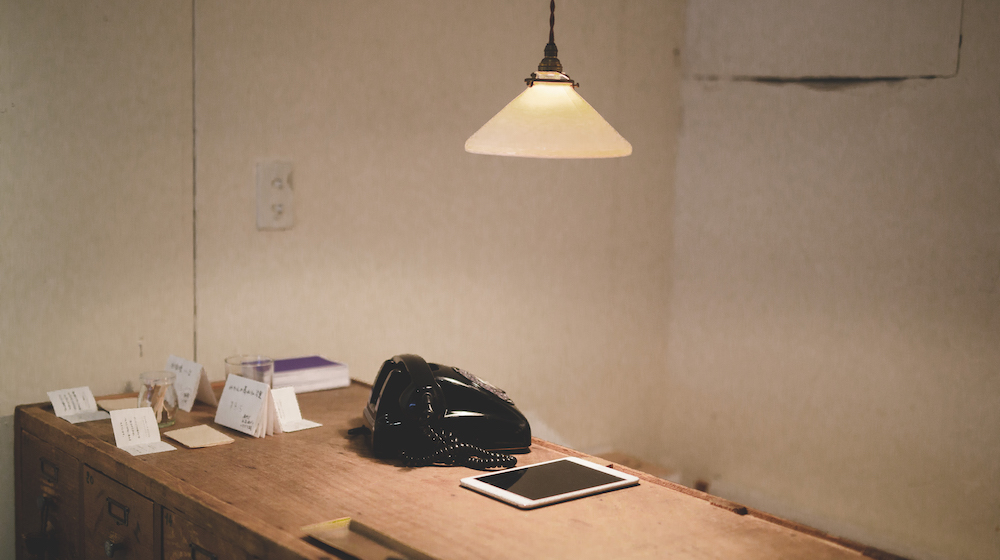 昔懐かしい黒電話とiPadが並ぶ光景。新旧の調和という面では、森岡書店のコンセプトに通じるものがある