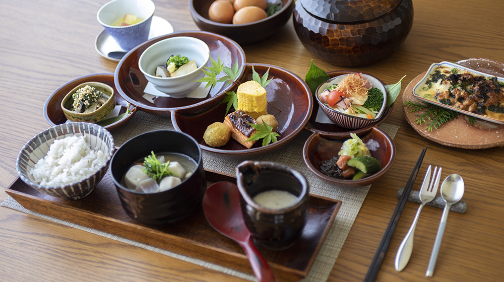 朝食は富士山を眺めながら、富士五湖をイメージしたお皿で。