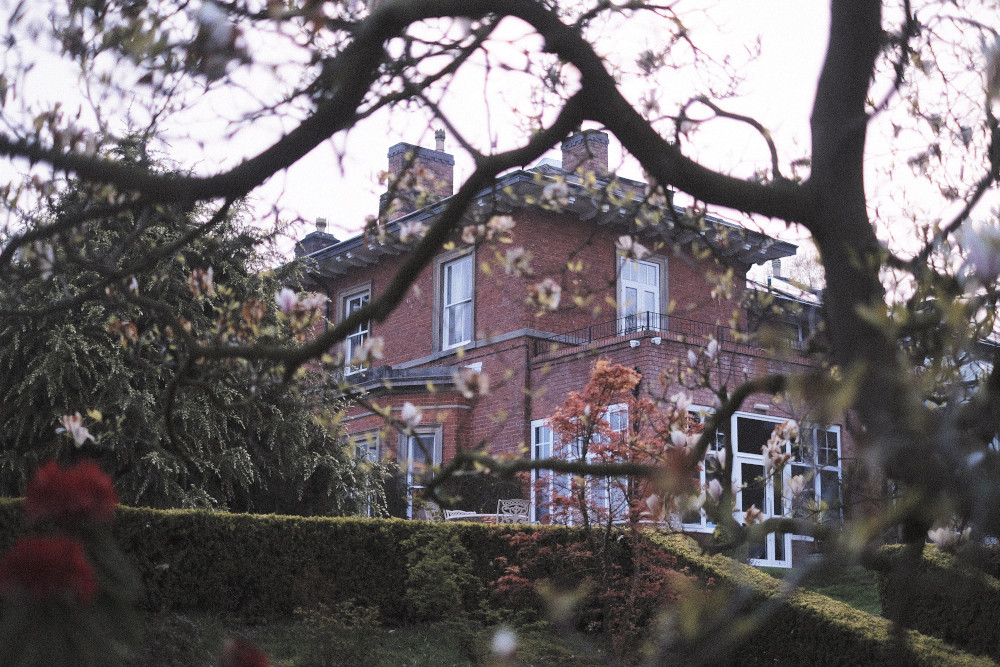 丘の上に佇む煉瓦造りの邸宅「The Upper House」