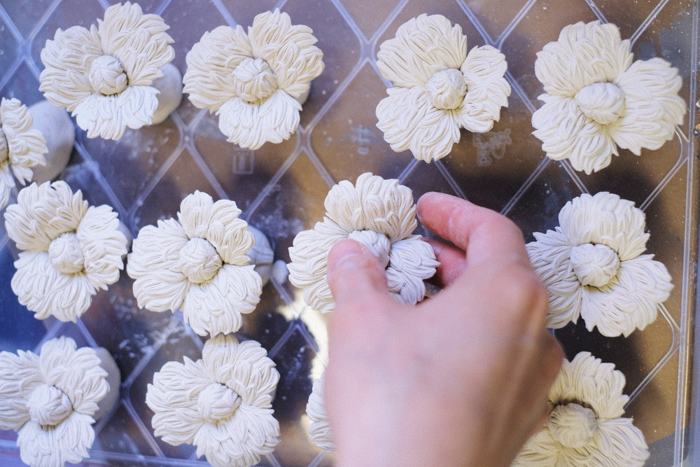 実物大ほどの花のパーツが一つ一つ彼女の手で作り上げられ行儀よくトレイに並べられる。脱色された花の造形