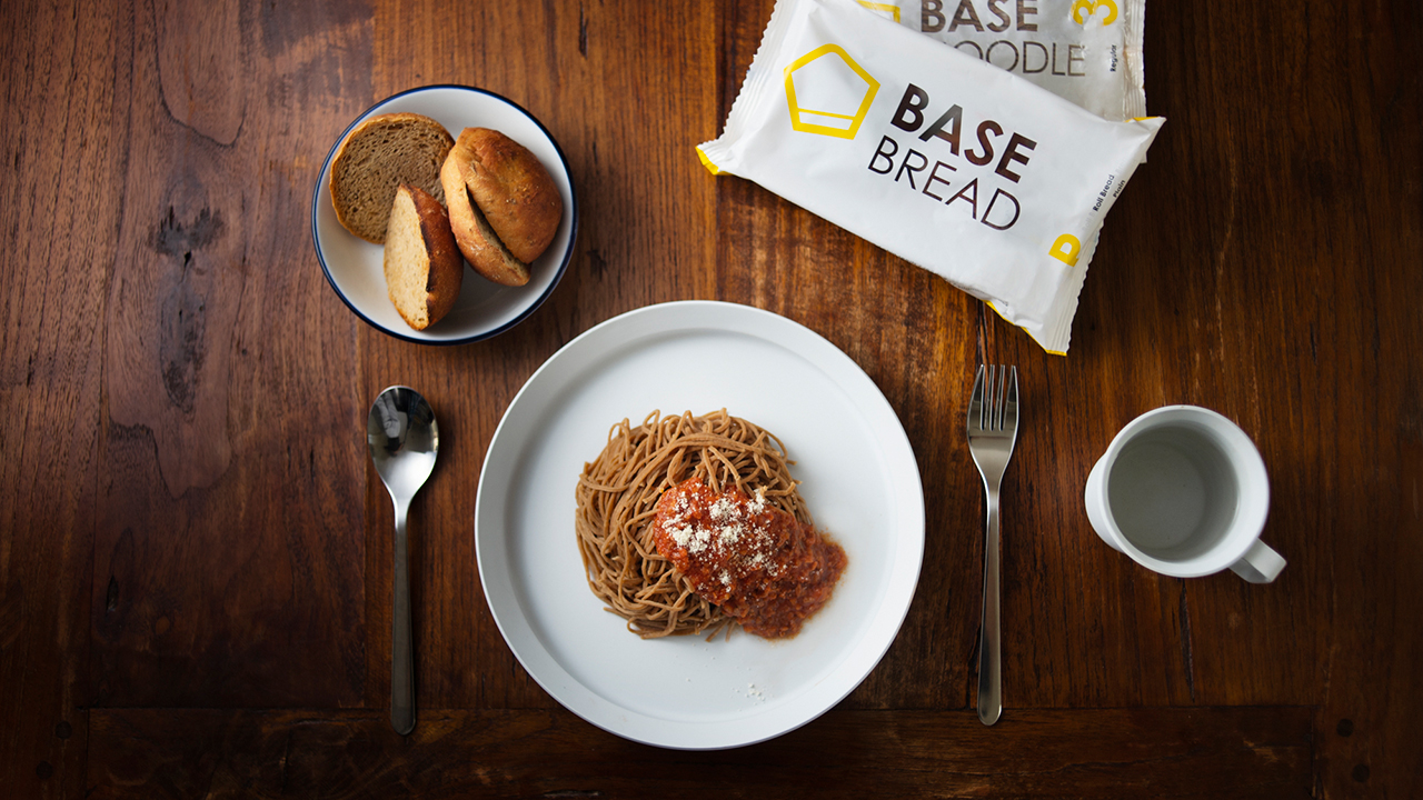 「BASE FOOD（ベースフード）」で麺やパンを完全栄養食に。注目のフードテック企業の狙い