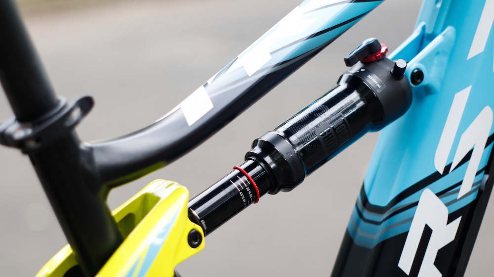 150mmのストローク(作動量)を持ち、路面からのショックを吸収するサスペンションを備えている