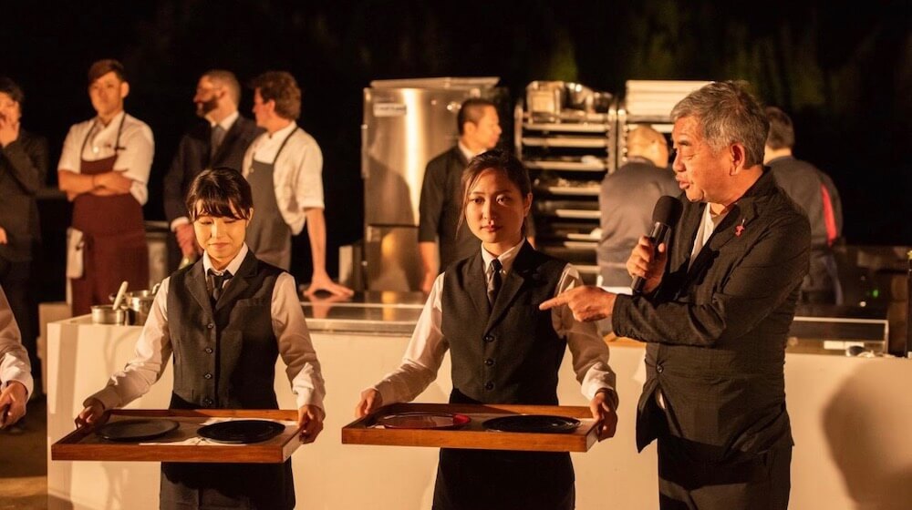 「DINING OUT WAJIMA with LEXUS」のディナー会場では隈氏による器の解説も