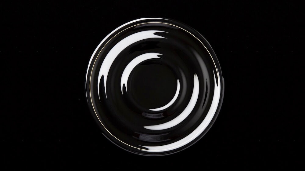 底知れぬ漆の艶面を見せる「加飾の器」に刻まれた1本の金の輪