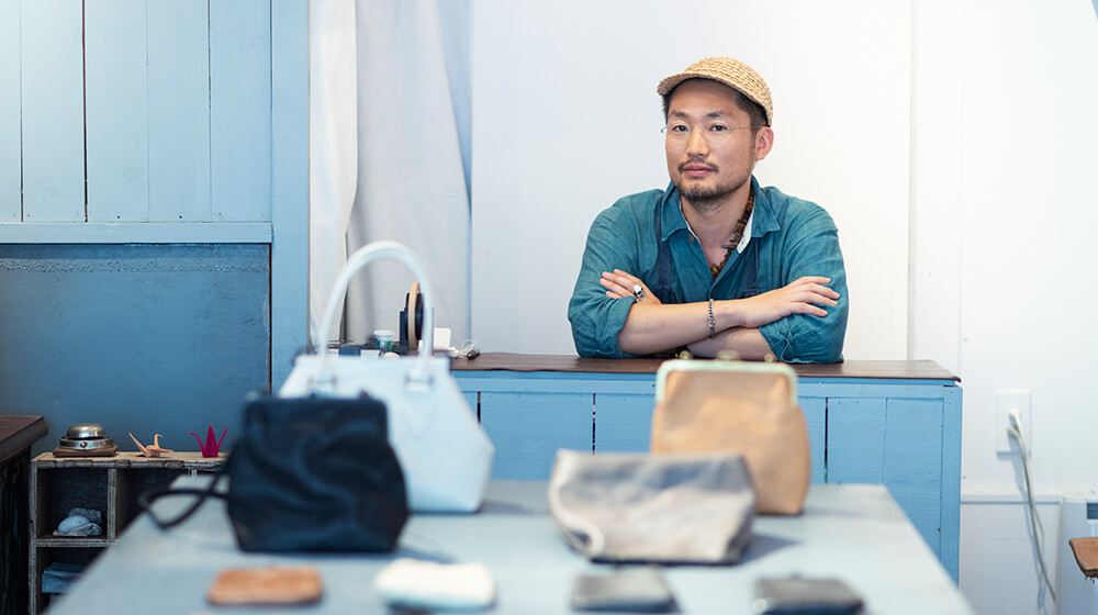 「独学でスタートしたレザー作りでしたが、なめし工場の方に紹介してもらって縫製工場で学びました」