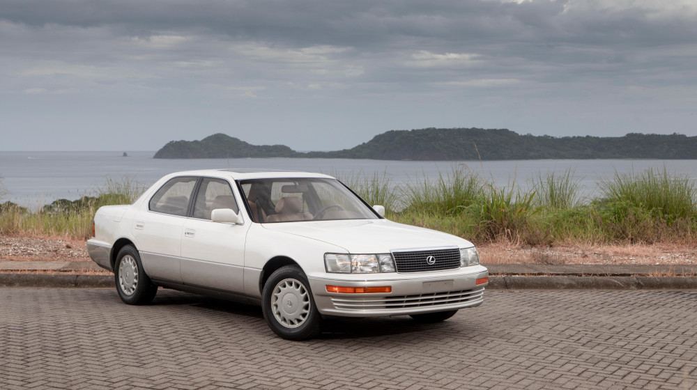 1989年の北米国際オートショーでデビューしたLS400(1990年型)