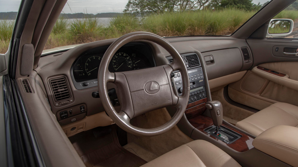 LS400の運転席。レザーの質感やパネルの合わせ目の精緻さなど、作りの良さがひしひしと感じられる