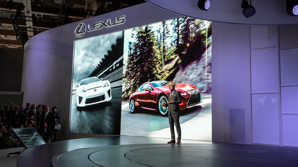 プレスカンファレンスでスピーチするLexus Internationalの澤良宏President