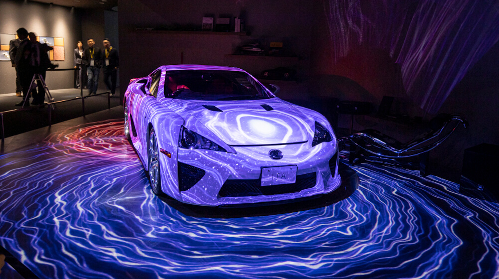 「Lexus Senses Theater」におけるインスタレーション。写真はレクサス「LFA」