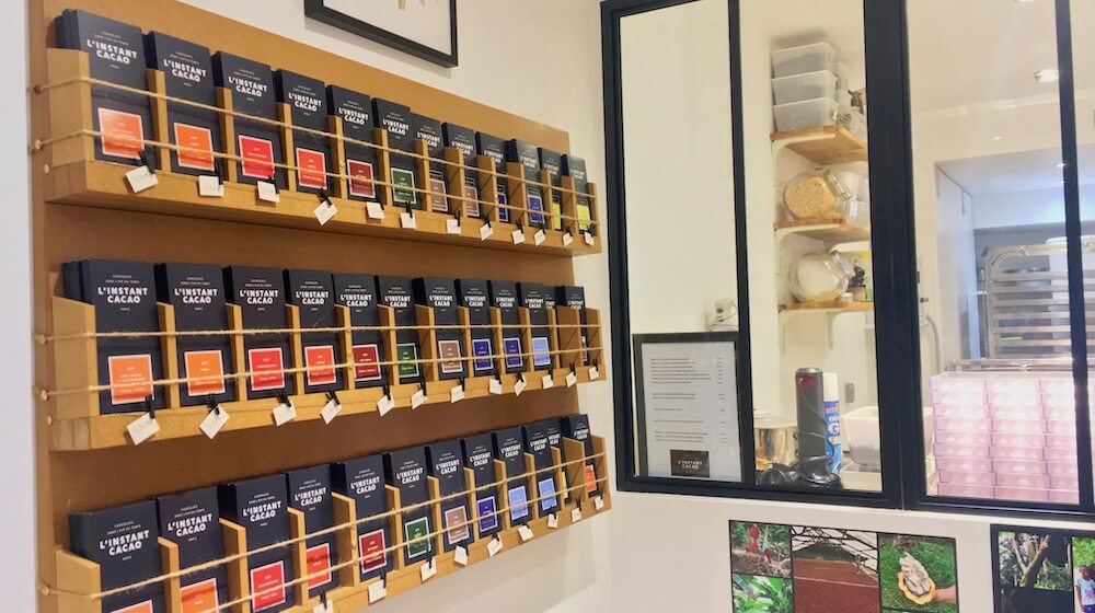 L’INSTANT CACAOの店内奥にアトリエがあり、作業工程を見ることができる