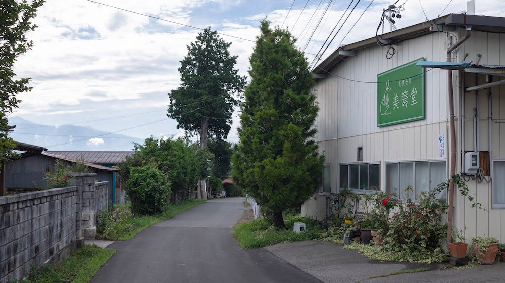 中央アルプスと呼ばれる木曽山脈を望む緩やかな丘に美篶堂の工場がある
