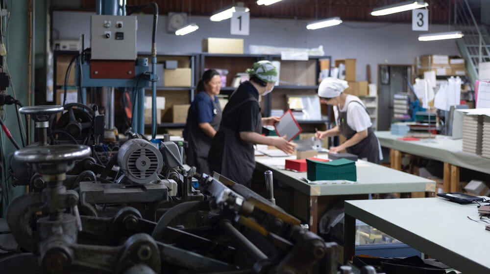 手作業で製本している