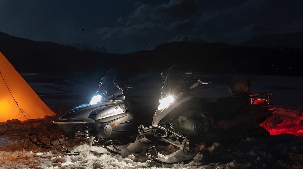 クルマやバイクともまた違う独特なライディングを味わえるスノーモービル