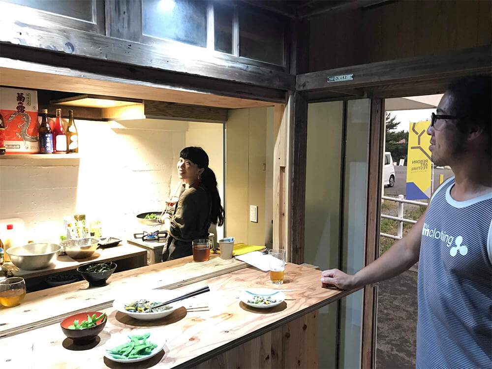 観客、地元の人たちやアーティストにとっても、「詩人の家 BAR」は憩いの場となっていた ©Reborn-Art Festival