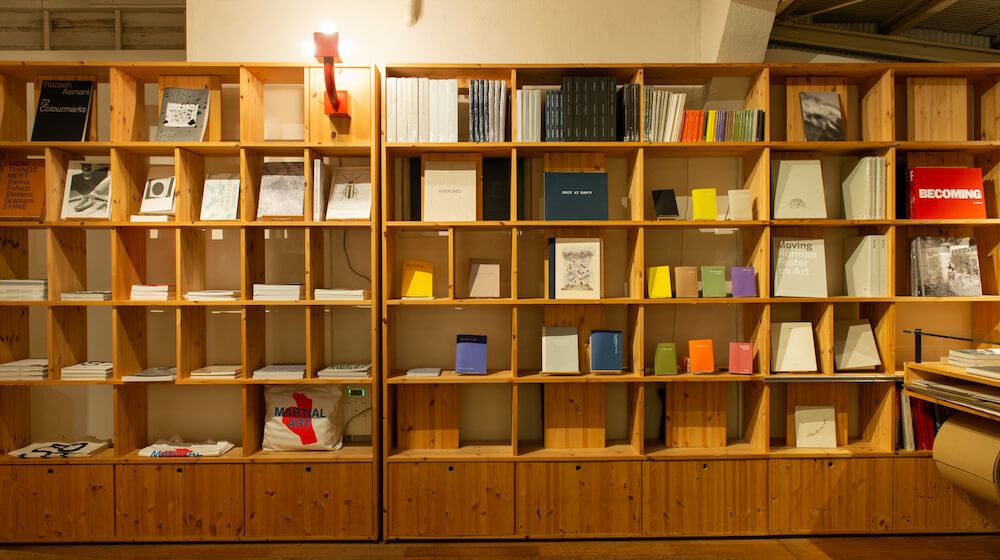 本を出版社というくくりでセレクトし、2、3カ月程度で本を入れ替えており、書棚が大きく様変わりするスタイルとなっている。