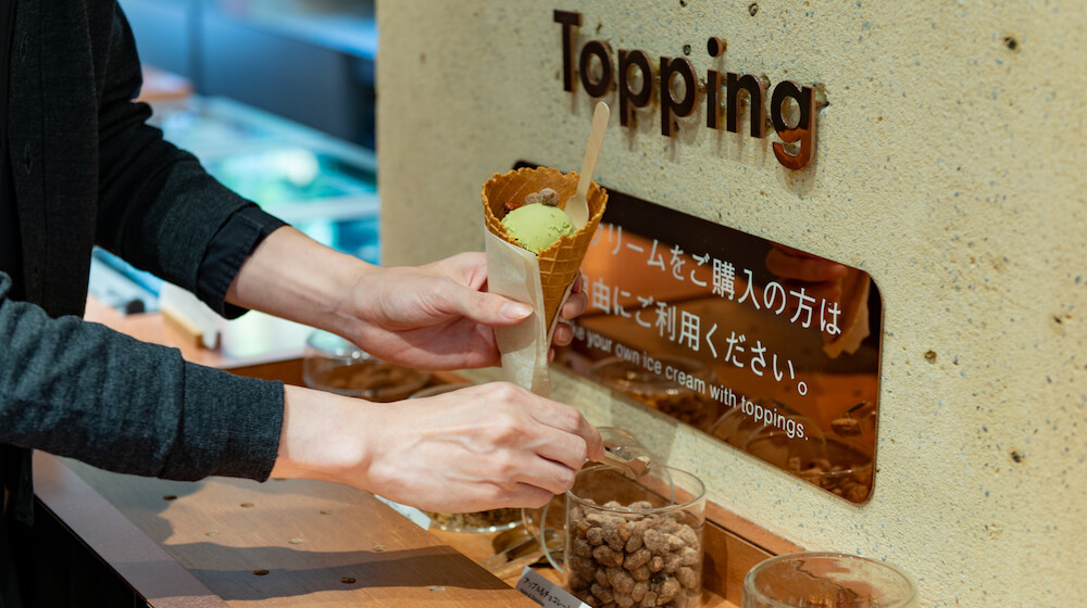アイスクリームを購入するとナッツを自由にトッピングできるのが嬉しい