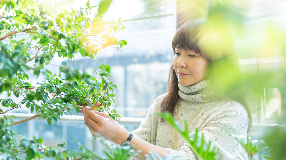 パリから来日していた濱村純氏。葉に触れる手元と眼差しに、植物を慈しむ優しさがにじみ出ていた