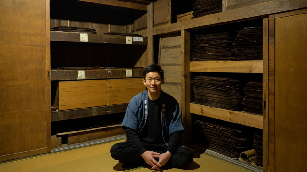 この部屋に保管された1万近くの伊勢型紙が、廣瀬染工場4代にわたる歴史を宿し、未来への糧となる