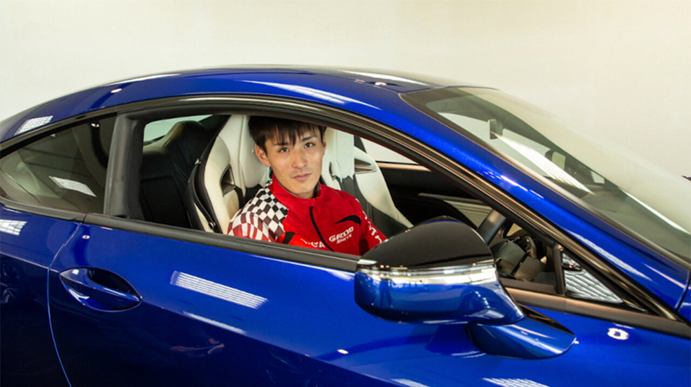 服部選手が籍を置く田原工場工務部で“チャンピオンカー”と呼ばれたレクサスRC Fとともに