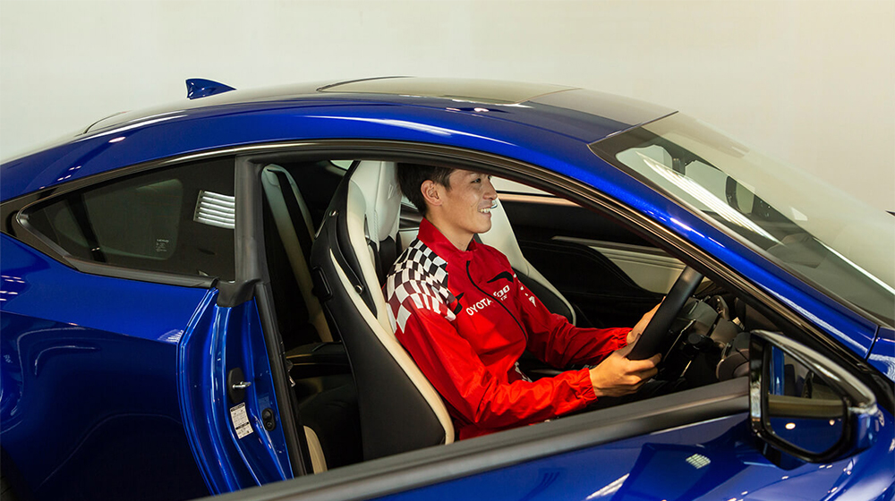 ドライバーズシートに収まると車好きとしての側面をのぞかせる
