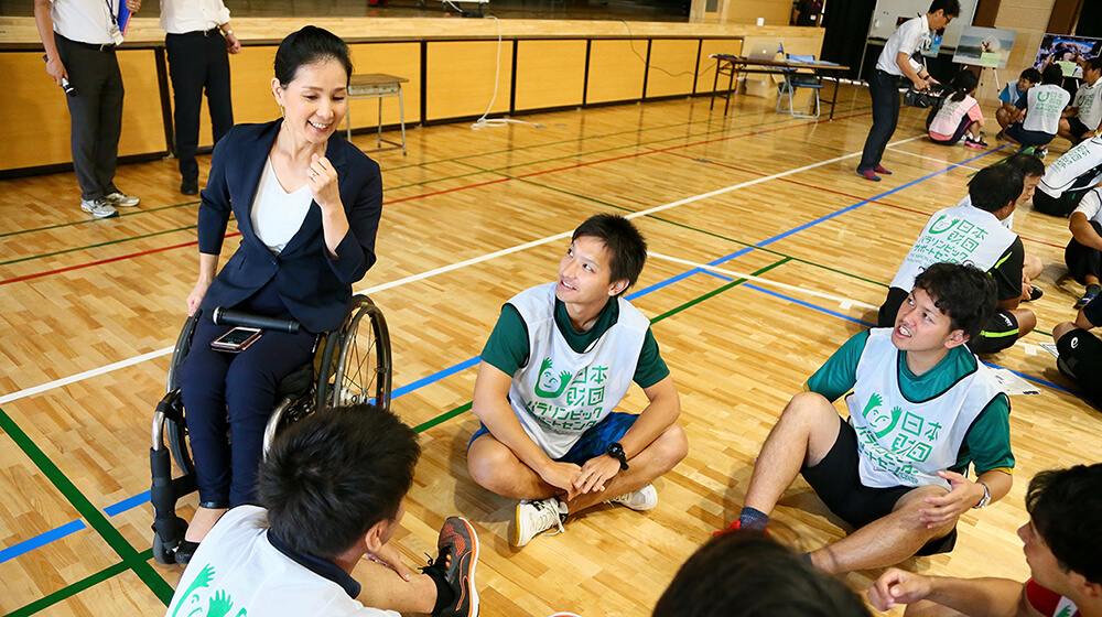 教員向けの講習会でも、自ら会話に参加して積極的な意見交換を欠かさない