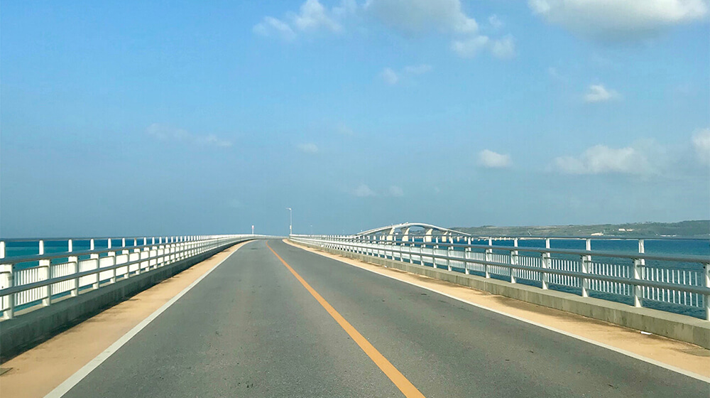 宮古島と伊良部島をつなぐ伊良部大橋。真っ青な空と海の景色が心を解放してくれる